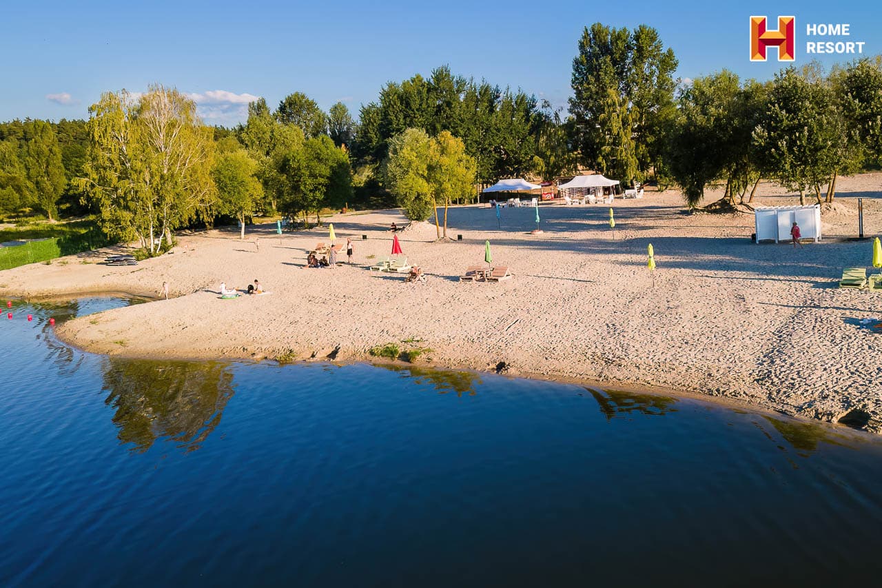 Пляж з білим піском у Home Resort